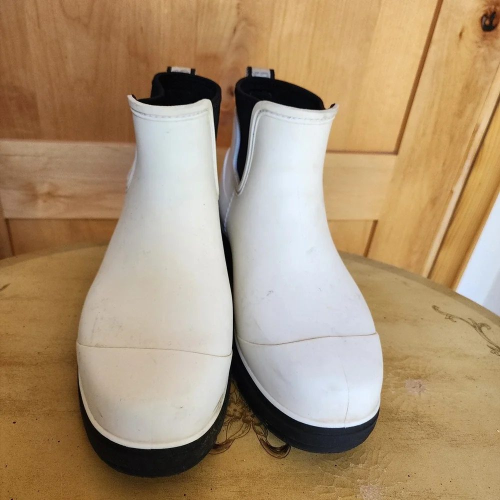 UGG Sz 11 White Rubber Droplet Waterproof Rain Boots Minimalist Winter Outdoors